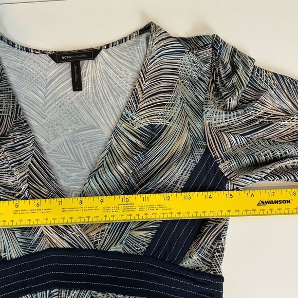 BCBGMaxAzria Feather Print Slinky Knit Short Sleeve V-Neck Dress XS - Picture 6 of 9